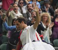 Roger Federer se despide de los fanáticos luego de caer en cuartos de final en Wimbledon contra el polaco  Hubert Hurkacz.