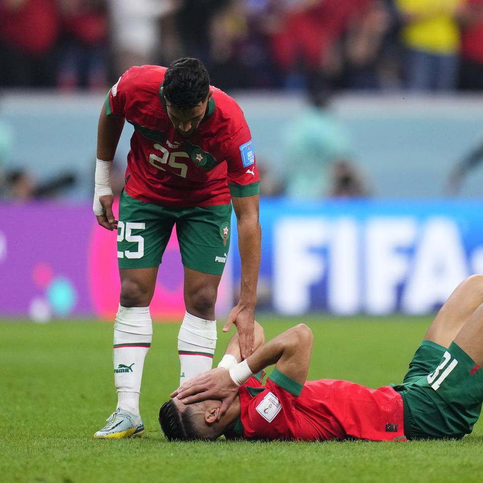El marroquí Yahia Attiyat Allah consuela a un compañero tras la derrota 2-0 ante Francia en la semifinal del Mundial.