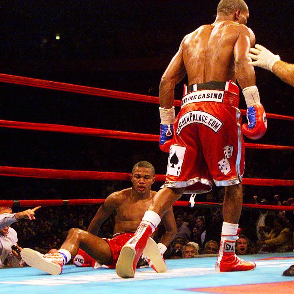 Félix "Tito" Trinidad cae en la lona contra Bernard Hopkins en el undécimo asalto de la pelea titular en el Madison Square Garden el 28 de septiembre de 2001.
