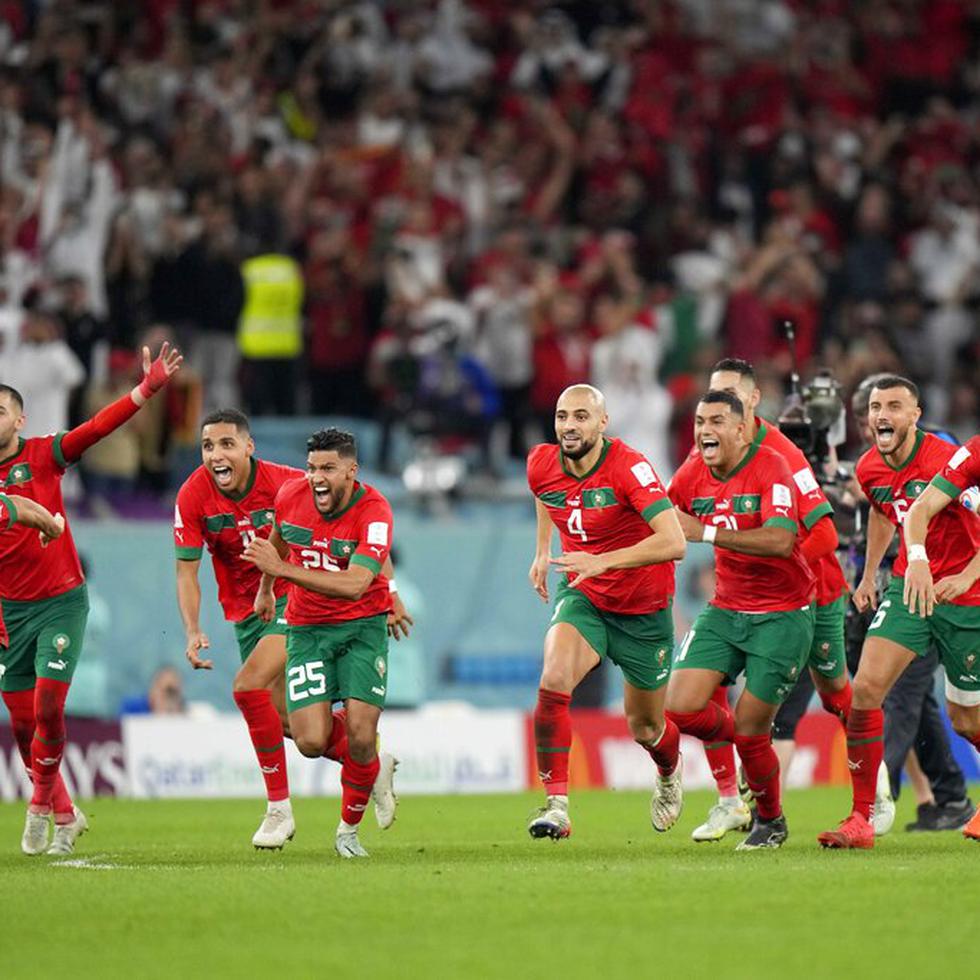 Los jugadores de Marruecos celebran la victoria ante España para adelantar a los cuartos de final por primera vez en un Mundial.