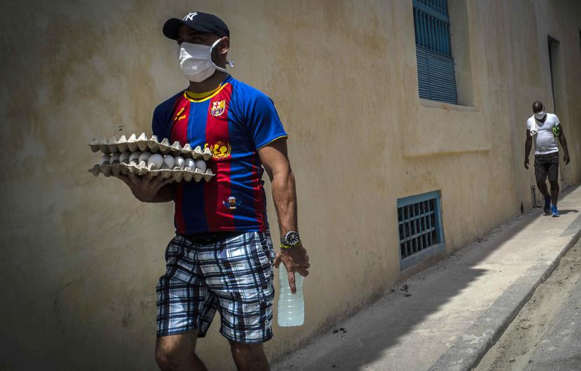 Un hombre que porta una mascarilla para protegerse del coronavirus en La Habana. (AP)