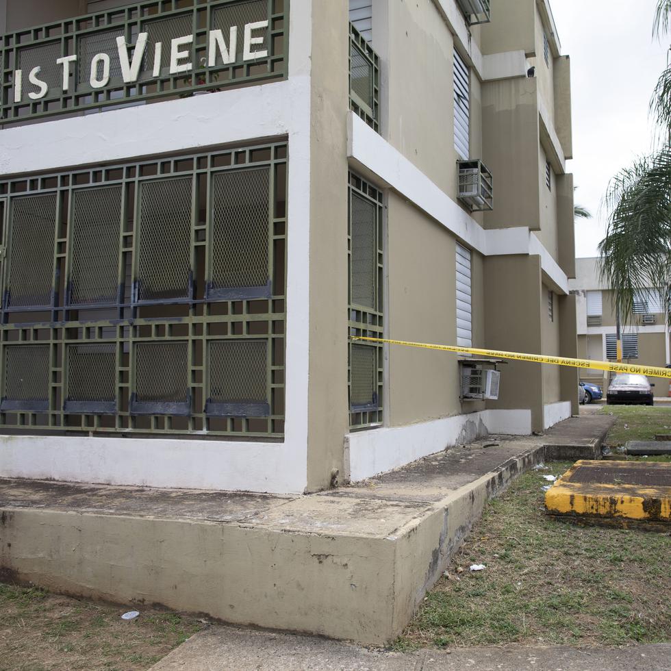 La matanza del lunes en la noche, en la que murieron dos personas y un menor, ocurrió en la entrada del residencial Jardines de Cataño.