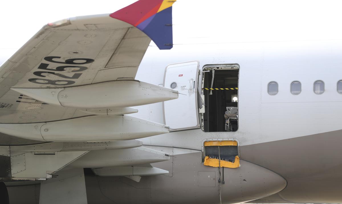 Passenger opens plane door in mid-flight, 12 injured

 Buzz News