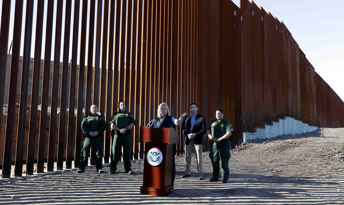 Inauguran una cerca de 30 pies de altura en la frontera de Estados
