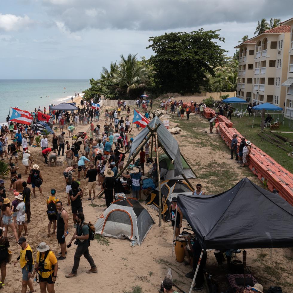 Foto de archivo de una manifestación en la playa Los Almendros frente al condominio Sol y Playa, en Rincón.