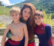 Shakira y sus hijos Sasha y Milan.