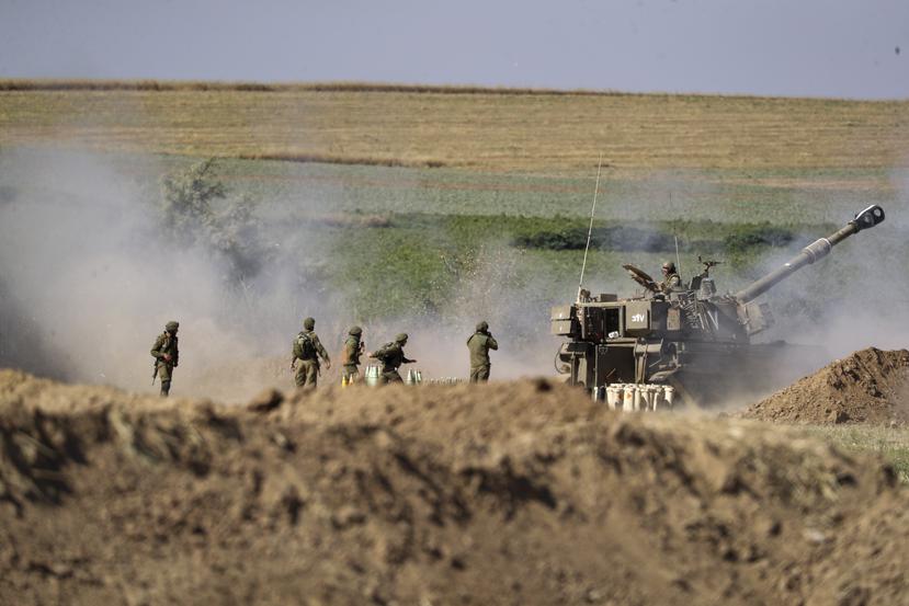 Miembros de la artillería israelí lanzan ataques hacia Gaza.