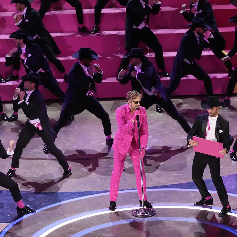 Ryan Gosling canta "I'm Just Ken" de la película "Barbie" durante los Oscar el domingo 10 de marzo de 2024, en el Dolby Theatre de Los Ángeles.