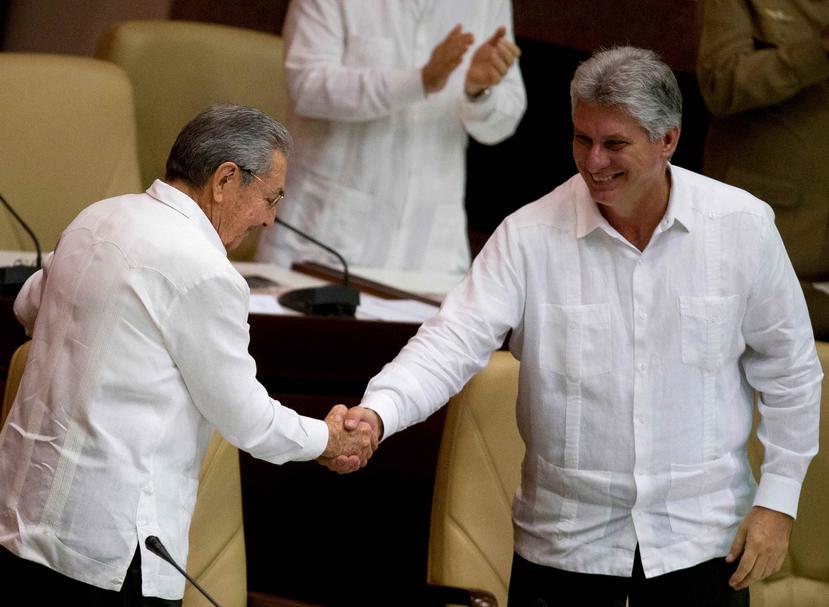 El presidente cubano Raúl Castro, a la izquierda, estrecha la mano del vicepresidente Miguel Díaz-Canel al cierre de la sesión legislativa en la Asamblea Nacional en La Habana, Cuba. (AP)