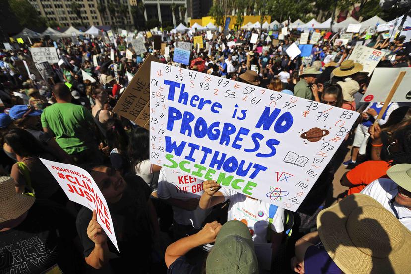 Miles de personas se reúnen en la Plaza Pershing, en el centro de Los Ángeles, como parte de las actividades de la Marcha por la Ciencia. (AP)