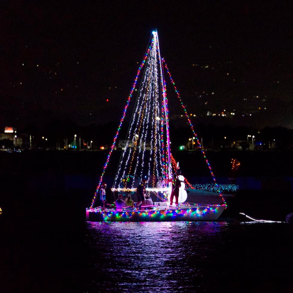 Durante el desfile San Juan Christmas Boat Parade, botes y kayaks salieron del Club Náutico decorados con motivos navideños, como árboles de Navidad y muchas luces.