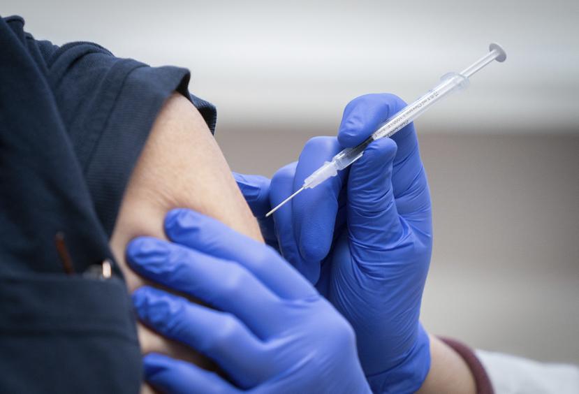 Una enfermera inyecta una dosis de la vacuna de Pfizer/Biontech contra el COVID-19 en Alemania.