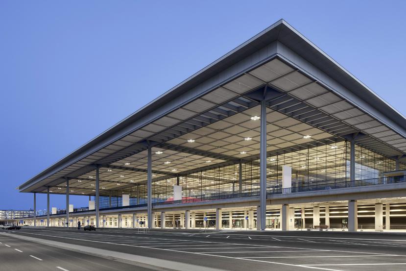 El nuevo Aeropuerto Willy Brandt, de Berlín, La inauguración, originalmente planificada para mayo de 2012 tuvo que ser aplazada en siete ocasiones lo que ha generado un aumento de los costos.