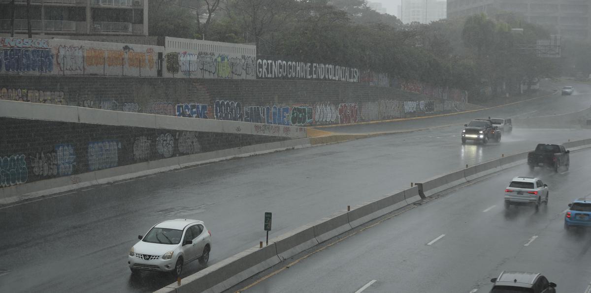 La avenida Baldorioty de Castro durante un aguacero sobre el área de San Juan.