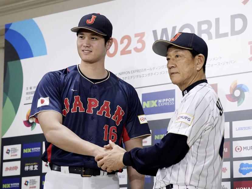 Shohei Ohtani (izquierda), de los Angels de Los Ángeles, fue presentado a principios de mes en Japón y será uno de varios jugadores de Grandes Ligas que integrarán la novena nipona en el Clásico Mundial de Béisbol en marzo.