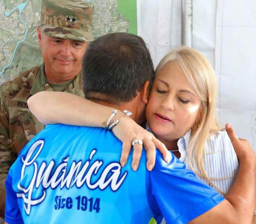 La gobernadora Wanda Vázquez Garced durante una visita a damnificados por el sismo. (Captura vídeo)