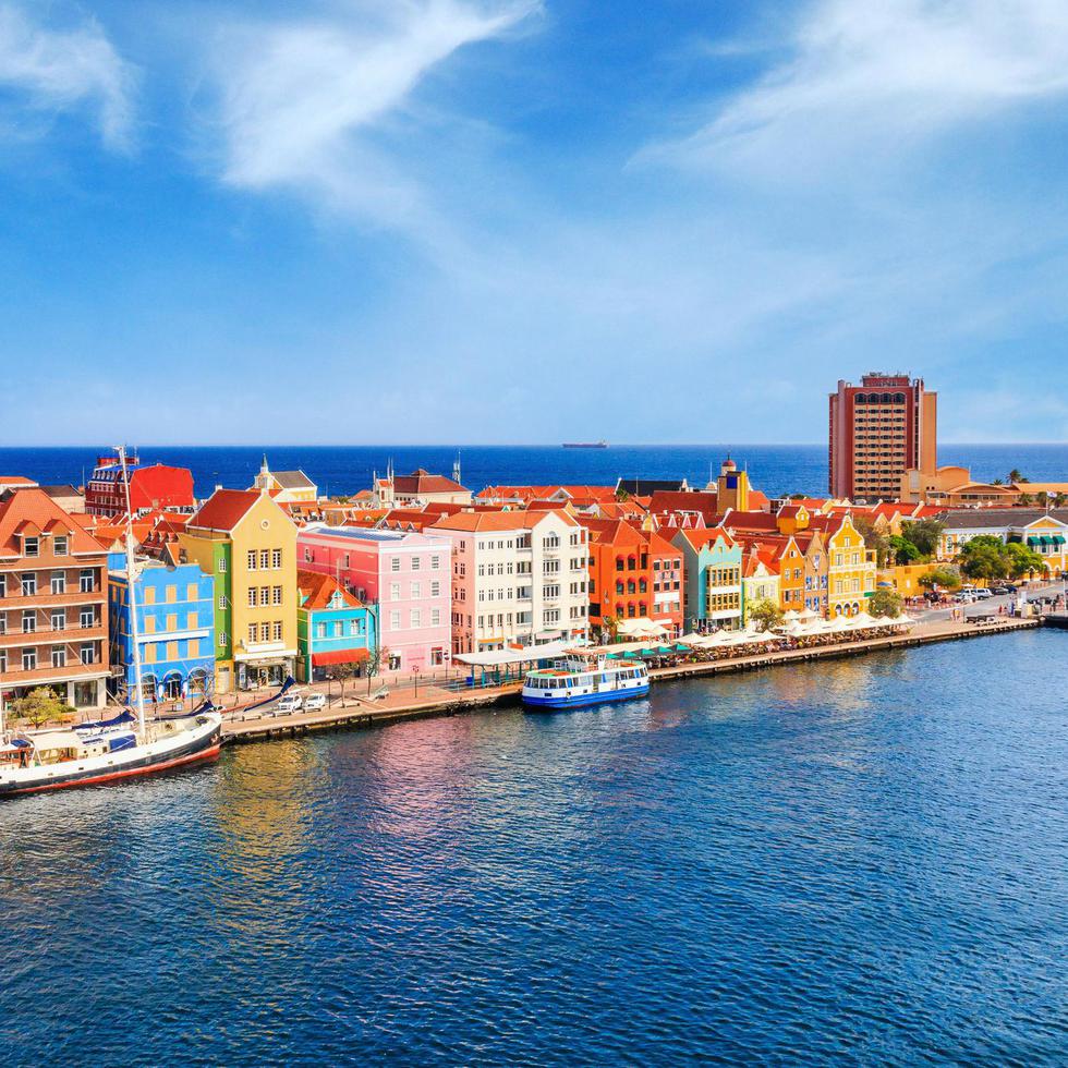 La entrada al puerto de Willemstad, la capital de Curazao, es una de las más bellas del Caribe.