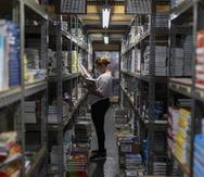 Una empleada, en la librería La Educativa, en Río Piedras, verifica algunos libros de texto.