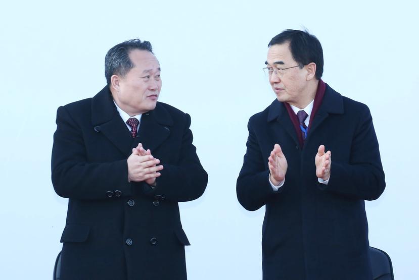 El responsable en el Norte de las relaciones intercoreanas, Ri Son-gwon (i), y el ministro surcoreano de Unificación, Cho Myoung-gyon (d), durante la ceremonia de inauguración de la vía ferroviaria entre ambos países. (EFE)