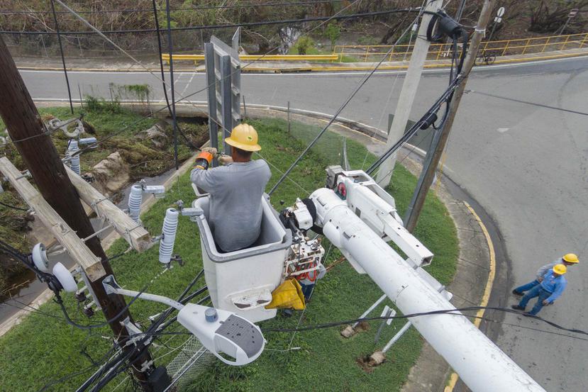 Empleados de la AEE laboran para restablecer el servicio de energía en un sector de Culebra. (GFR Media)