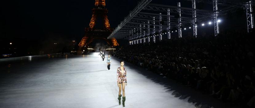 La Torre Eiffel iluminada fue el escenario de fondo de la colección homenaje que presentó la casa de moda Saint Laurent. (Foto: AP)