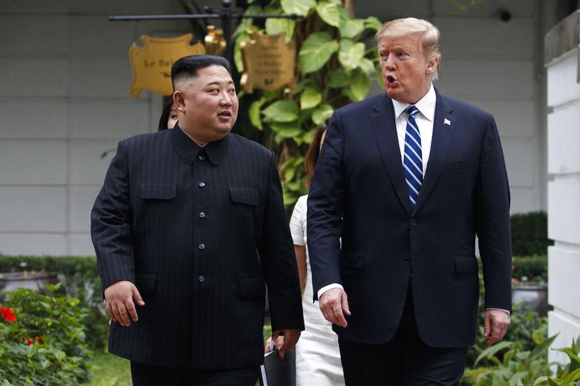 Kim Jong-un (i) y Donald Trump, durante la cumbre en Vietnam. (AP)