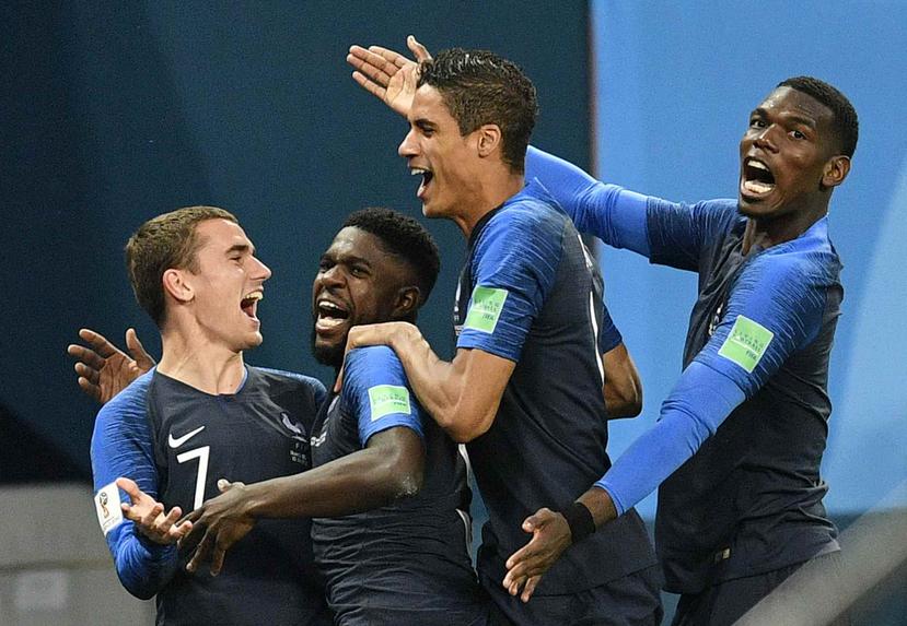 Samuel Umtiti (centro) celebra su gol con sus compañeros. (AP)