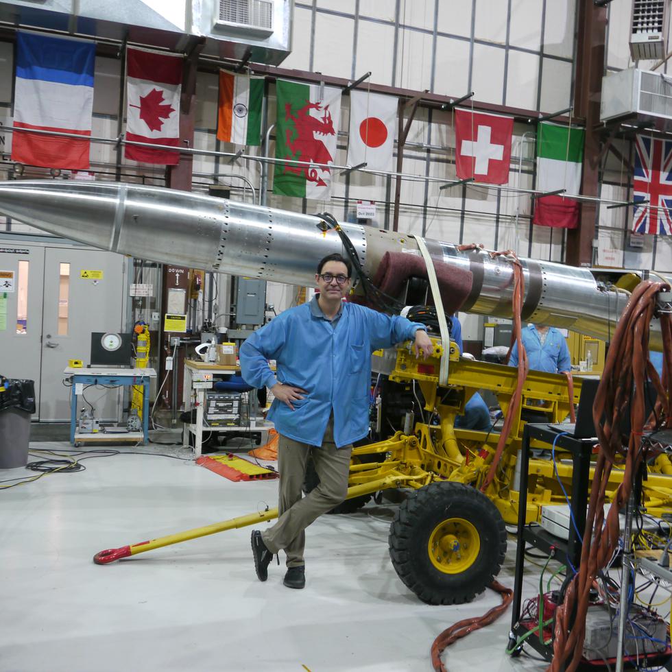 El profesor Enectalí Figueroa Feliciano posa frente al cohete Micro-X que transportará el telescopio de Rayos X para estudiar el remanente Cassiopeia A.