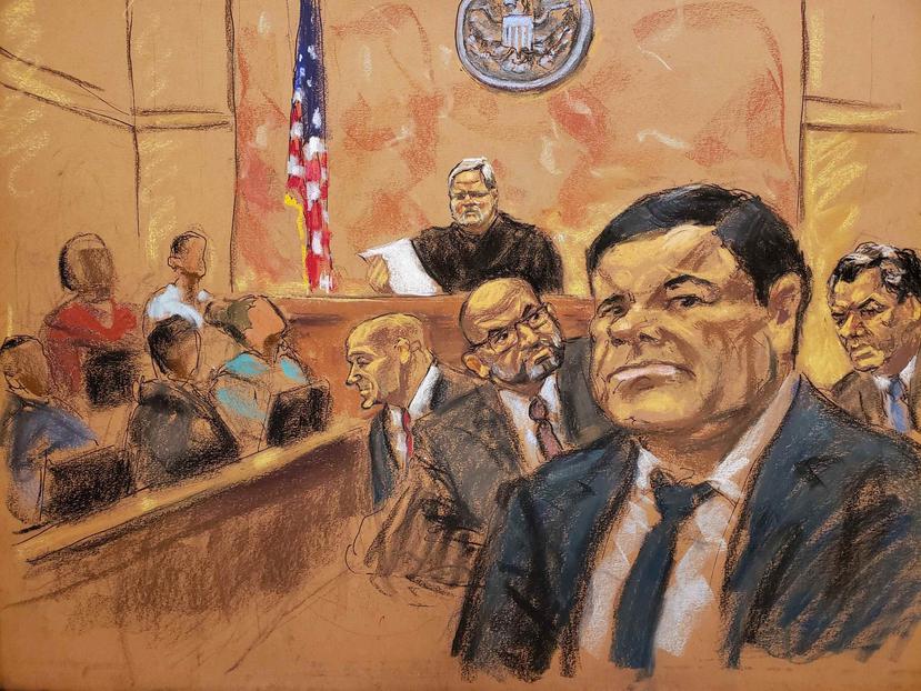 Reproducción fotográfica de un dibujo realizado por la artista Jane Rosenberg donde aparece el juez de la corte federal de Brooklyn, Brian Cogan, mientras lee el veredicto contra el narcotraficante mexicano Joaquín "el Chapo" Guzmán. (EFE)