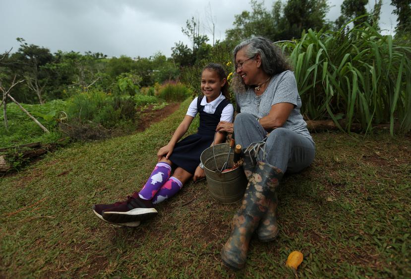 La maestra Dalma Cartagena, en la foto junto a la estudiante Elyennis Samarie Rodríguez Cruz, destacó que tener contacto con la naturaleza le permite a los alumnos valorar el medio ambiente, así como sentirse responsables de su protección.