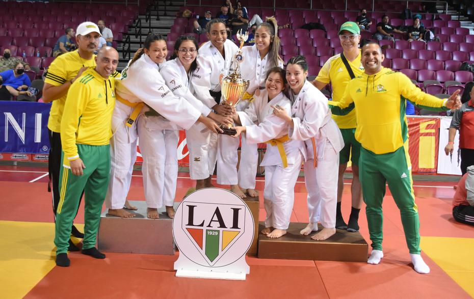 Las atletas de la Interamericana con su trofeo de judo de la LAI.