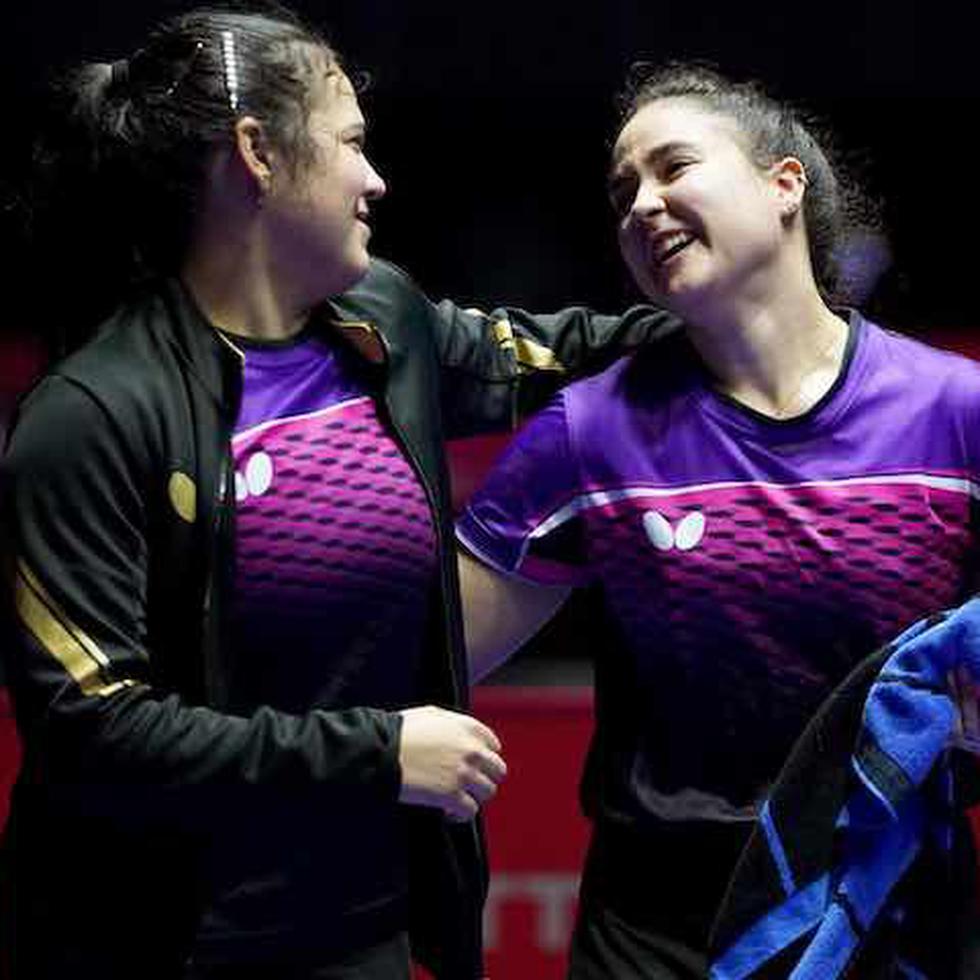 Adriana Díaz (izquierda) y Brianna Burgos celebran la victoria sobre Malasia en el Campeonato Mundial de tenis de mesa.