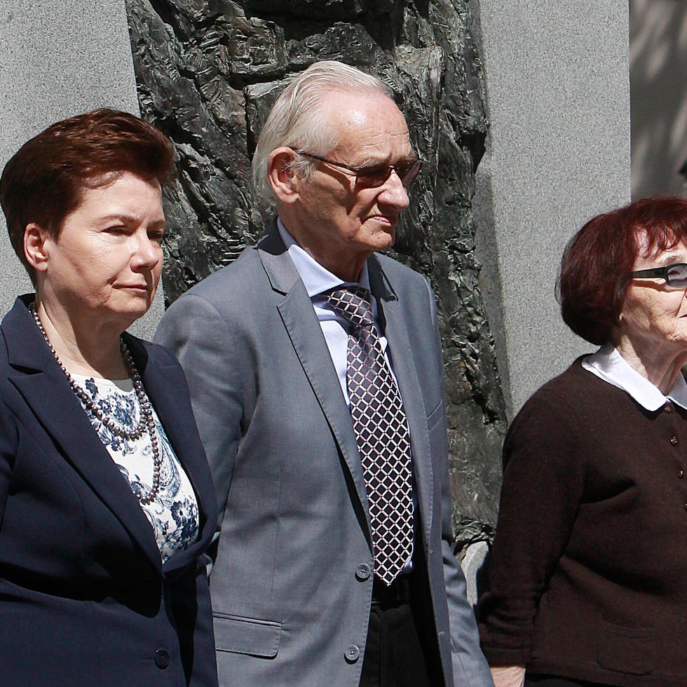 Andrzej Pilecki, al centro, y Zofia Pilecka-Obtulowicz, durante una ceremonia en la que presentaron un monumento al capitán Witold Pilecki en Polonia.