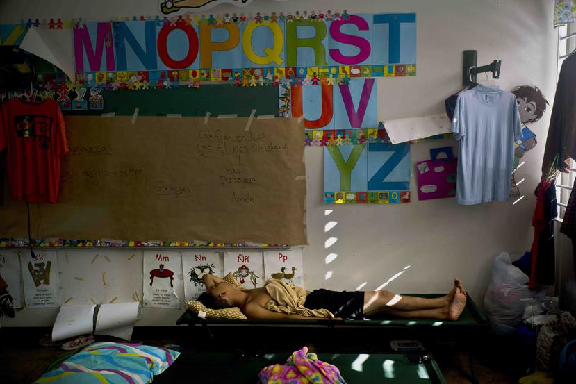 Luis Sierra duerme en un salón de una escuela convertida en refugio, después de que el huracán María los dejara a él y a otras familias sin hogar, en Toa Baja. (AP)