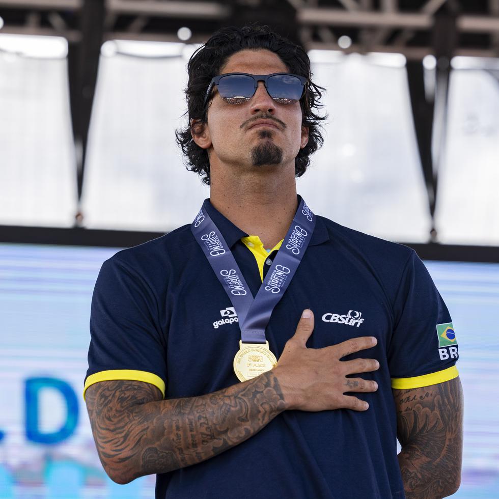 Gabriel Medina, de Brasil, en el podio con su medalla de oro.