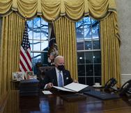 El presidente de Estados Unidos, Joe Biden, firma una serie de órdenes ejecutivas en la Oficina Oval de la Casa Blanca.