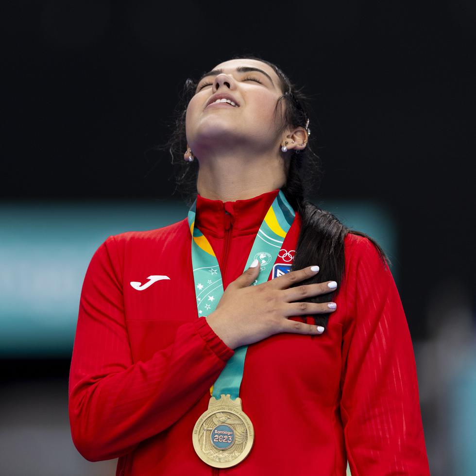 La campeona panamericana Adriana Díaz, aquí duranet la premación de los pasados Juegos Santiago 2023, apareció por tercera vez en el noveno lugar del ranking mundial.