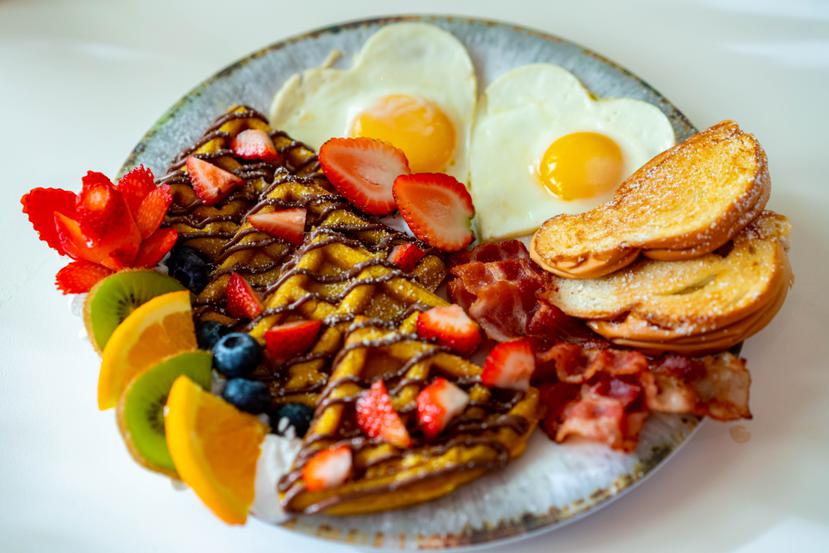 Plato de desayuno en el restaurante Strawberry Coffee & Lover por Sharon Andino Rosario.