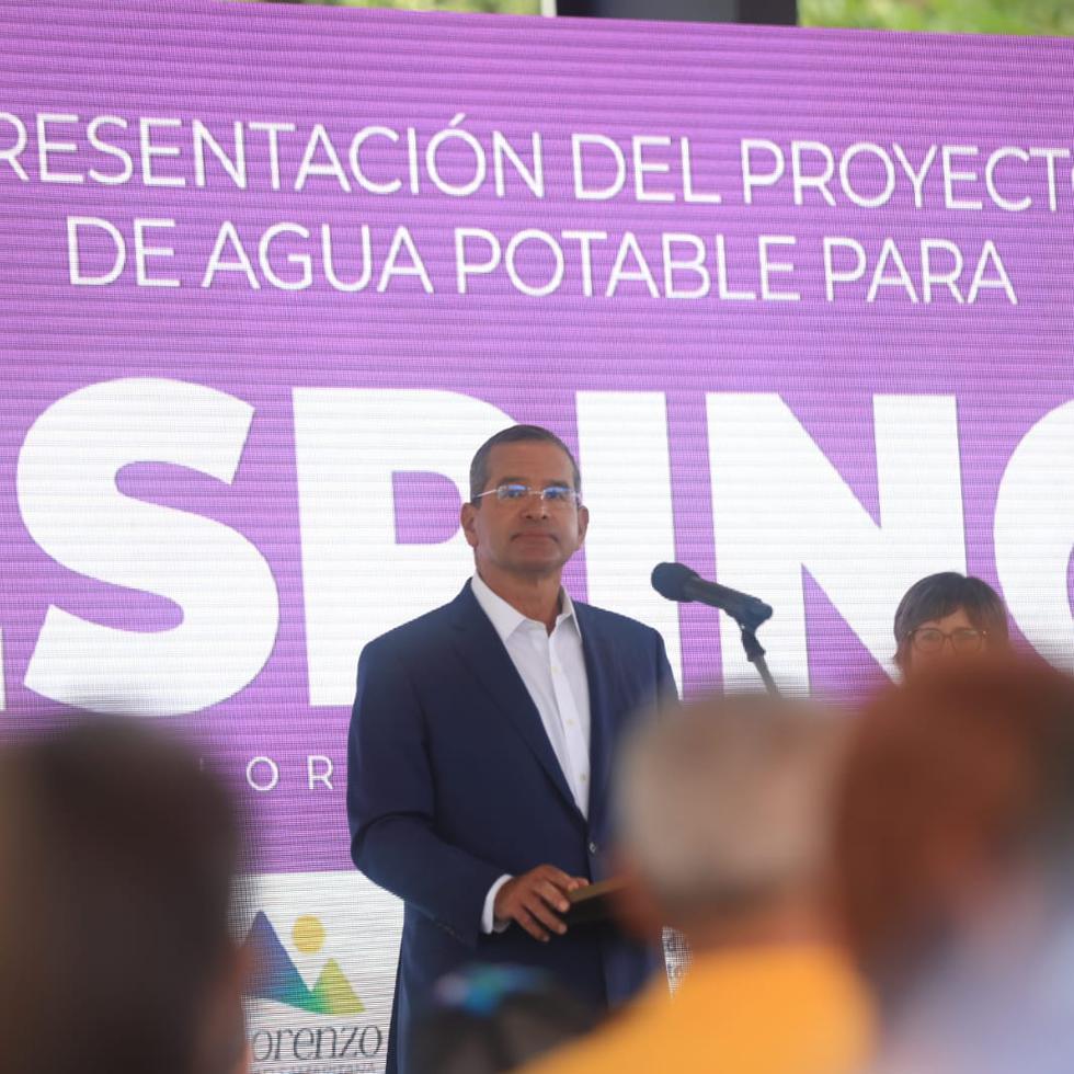 El gobernador Pedro Pierluisi, quien anunció un acuerdo de $85 millones entre el Departamento de la Vivienda y la AAA para proveer agua potable a residentes en el barrio Espino de San Lorenzo, dijo que “jamás fue razonable" pensar que se iba a eliminar "toda la deuda de la AEE".