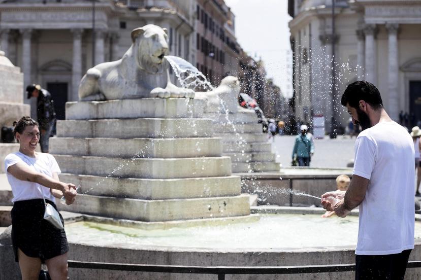 En Roma, las fuentes de la ciudad reciben a turistas y locales para beber agua y refrescarse. (EFE)