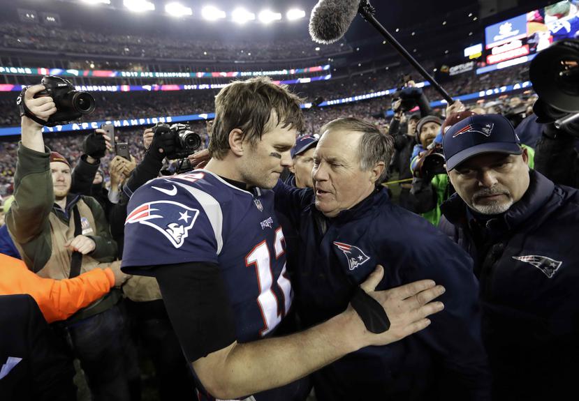 Los Patriots de Nueva Inglaterra son los actuales campeones de la Conferencia Americana. En la foto, Tom Brady abraza a su dirigente Bill Belichick. (AP)