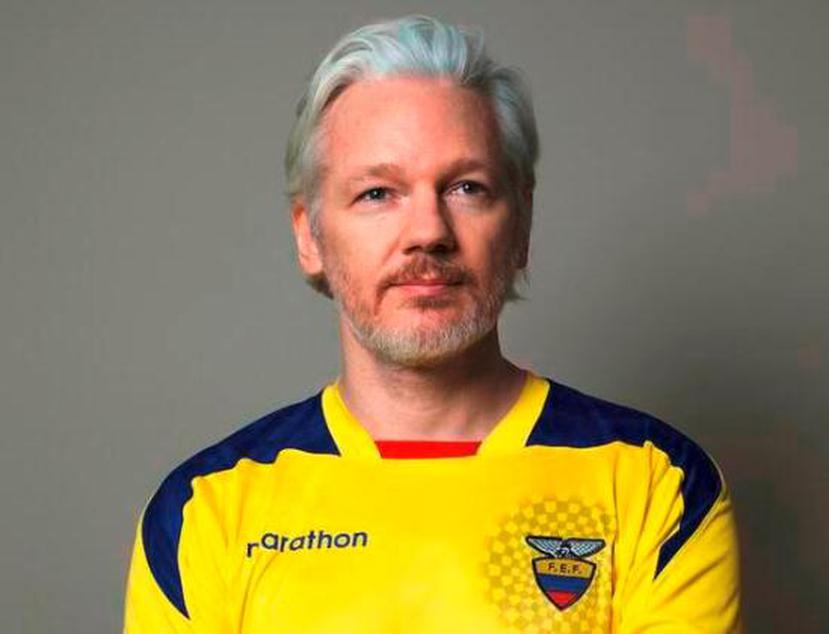Assange, en una foto publicada en su cuenta oficial de Twitter, en la que luce una camiseta de la selección ecuatoriana de fútbol.