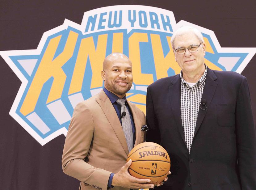 Phil Jackson, presidente de los Knicks,(a la derecha) contrató a Derek Fisher hace año y medio. (GFR Media)