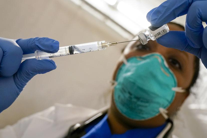 Una enfermera prepara una dosis de la vacuna de Pfizer-BioNTech contra el coronavirus SARS-CoV-2.