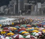A pesar de las restricciones para frenar la propagación del coronavirus, miles de personas llenan la playa de Ipanema, en Río de Janeiro, Brasil, el 24 de enero de 2021. (AP Foto/Bruna Prado)
