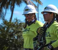 Eva Acosta -a la izquierda- y Agdiasha Lafontaine cuentan sobre su desempeño como celadoras de LUMA Energy y los planes que les esperan trabajando en la red eléctrica.