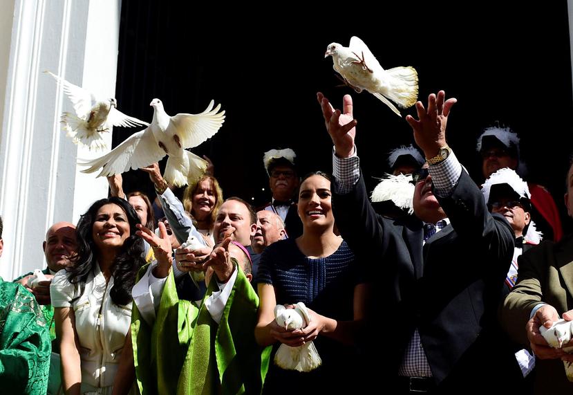 Al concluir el evento, la reina, junto a Wilnelia Merced, el líder religioso, y su papá, Jesús Del Valle; todos juntos lanzaron palomas blancas al aire.
