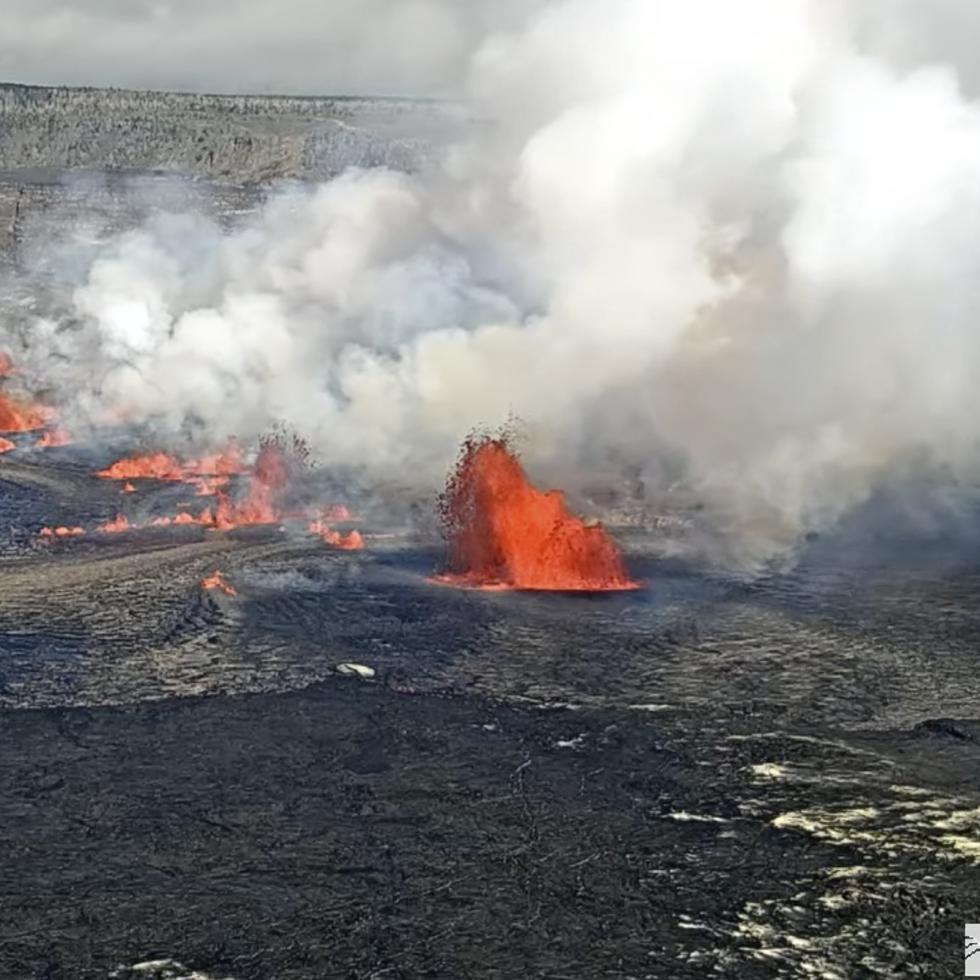 En esta imagen tomada por una webcam proporcionada por el Servicio Geológico de Estados Unidos, el Kilauea, uno de los volcanes más activos en el mundo, entra en erupción en Hawaii, el domingo 10 de septiembre de 2023.