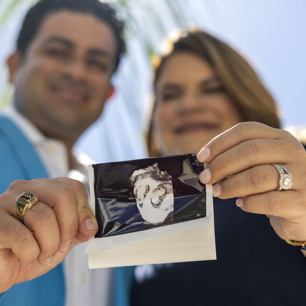 La comisionada residente Jenniffer González y su epsoso, Jose Yovin Vargas, recurrieron el domigo a las redes sociales para anunciar que serán padres. El alumbramiento está pautado para marzo.