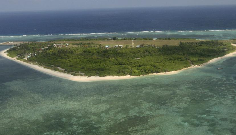 En las islas Tuvalu, que forman parte de la Polinesia, en Oceanía, el agua prácticamente invade la arena año con año (EFE).